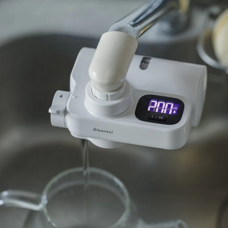 液晶を見ながら浄水を注ぐ使用例