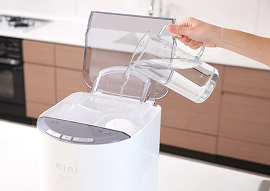 卓上で上部タンクへ水を補充する様子