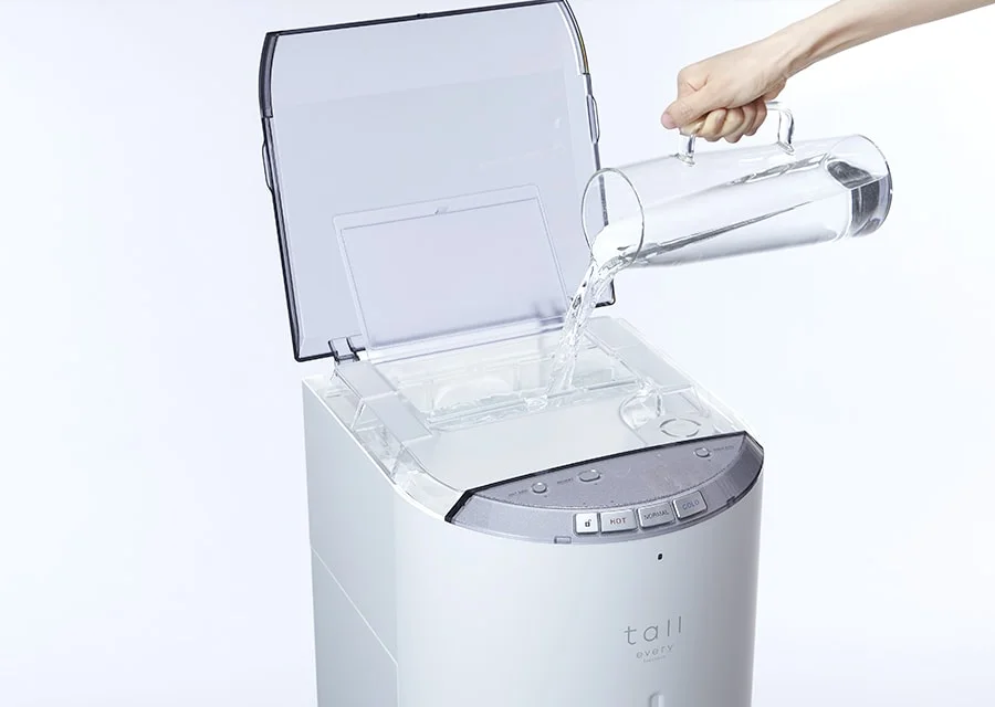 上部タンクに水道水を注ぐ給水方法
