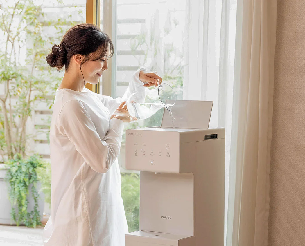 ピュアライフの給水タンクに水を注ぐ様子